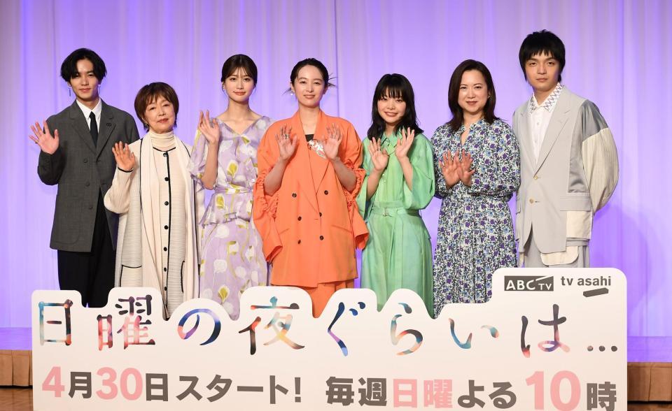 　制作発表会見に登場した（左から）川村壱馬、宮本信子、生見愛瑠、清野菜名、岸井ゆきの、和久井映見、岡山天音（撮影・三好信也）