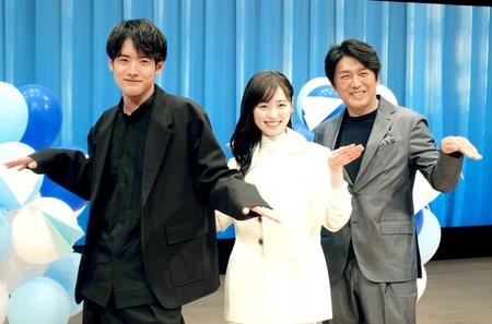 　笑顔でポーズを決める（左から）赤楚衛二、福原遥、高橋克典