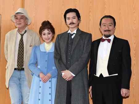 　舞台の初日を迎えた（左から）マキノノゾミ、平祐奈、加藤シゲアキ、金田明夫＝新国立劇場（撮影・三好信也）