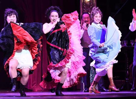 　笑顔で踊る平祐奈（右）＝新国立劇場（撮影・三好信也）