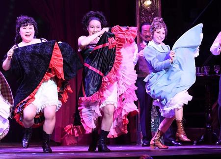 　笑顔で踊る平祐奈（右）＝新国立劇場（撮影・三好信也）