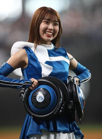 　ジンギスカン鍋をモチーフにした小道具を使って踊るファイターズガール（撮影・中島達哉）