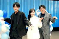 　笑顔でポーズを決める（左から）赤楚衛二、福原遥、高橋克典