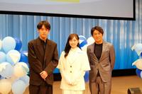 　取材会を行った（左から）赤楚衛二、福原遥、高橋克典