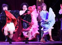 　笑顔で踊る平祐奈（右）＝新国立劇場（撮影・三好信也）