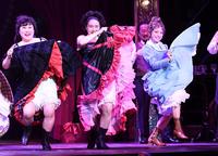 　笑顔で踊る平祐奈（右）＝新国立劇場（撮影・三好信也）