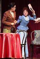 　フォトコールで演じる平祐奈（右）＝新国立劇場（撮影・三好信也）