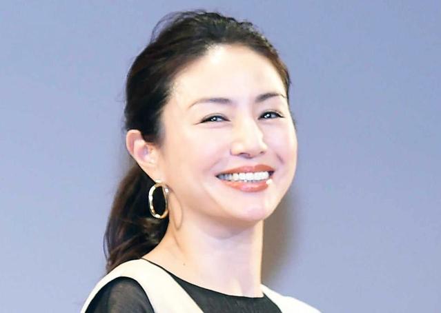 井川遥 乱れ髪に黒キャミ 女優の本気フェミニンがレベチ「ちらっと見える鎖骨が」「めちゃ綺麗」/芸能/デイリースポーツ online