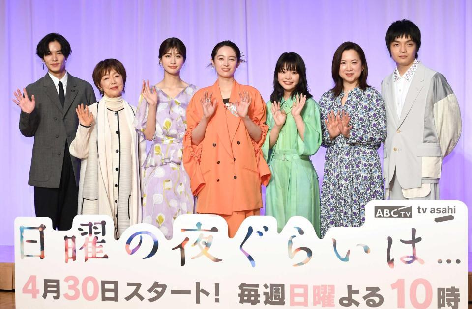 　（左から）川村壱馬、宮本信子、生見愛瑠、清野菜名、岸井ゆきの、和久井映見、岡山天音（撮影・三好信也）