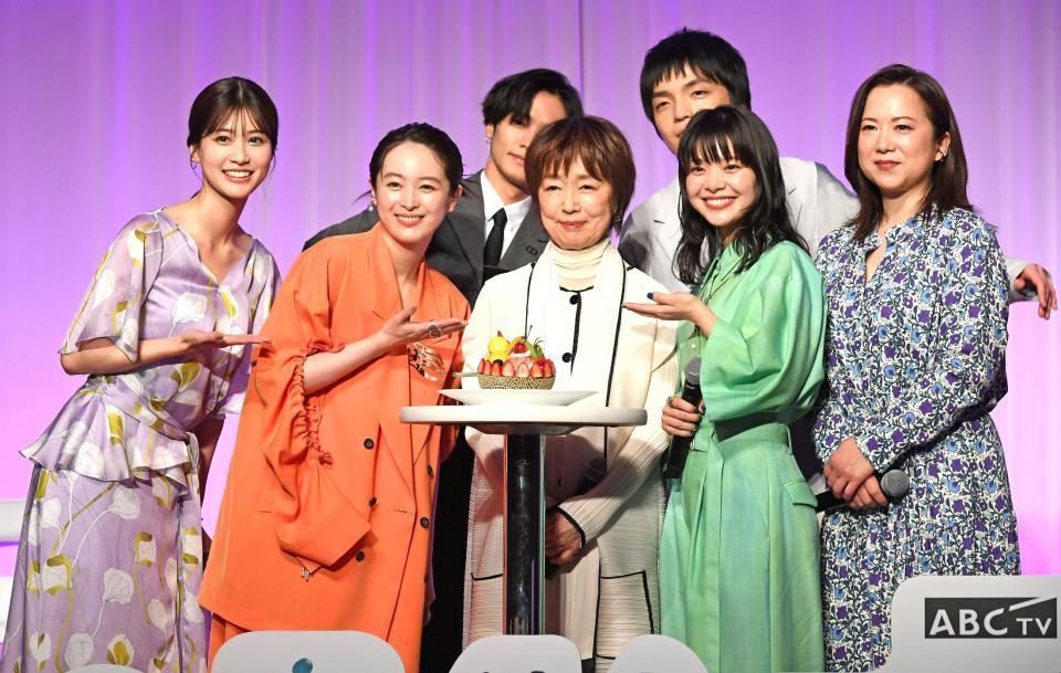 　誕生日を迎えた宮本信子（前列中央）をお祝いする（左から）生見愛瑠、清野奈名、川村壱馬、岡山天音、岸井ゆきの、和久井映見（撮影・三好信也）