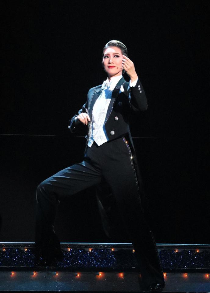 　センターで歌い踊る天華えま