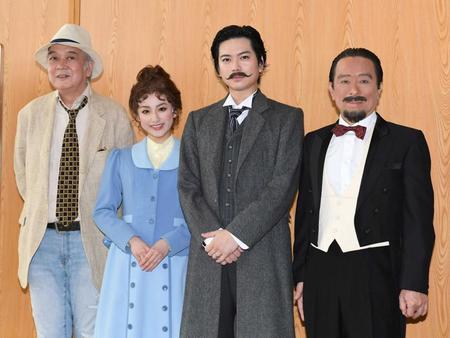 　初日を迎えた（左から）マキノノゾミ氏、平祐奈、加藤シゲアキ、金田明夫＝新国立劇場（撮影・三好信也）