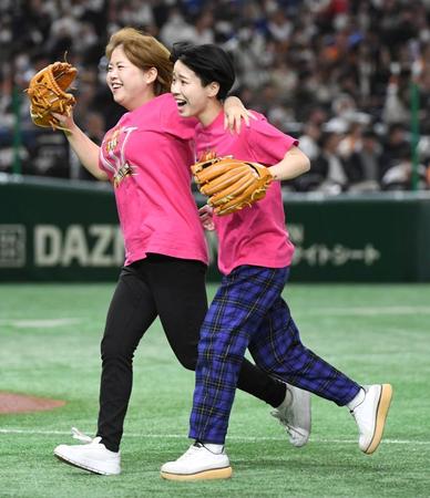 　始球式を終え、走って戻る天才ピアニストのますみ（左）と竹内知咲（撮影・佐藤厚）