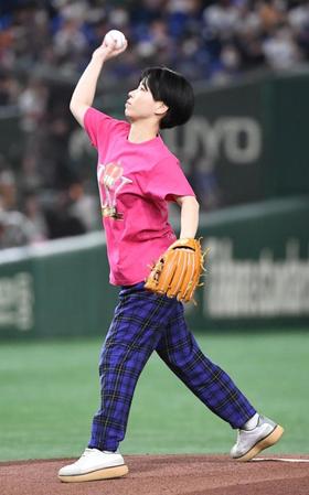　始球式でマウンドに上がった天才ピアニストの竹内知咲（撮影・佐藤厚）