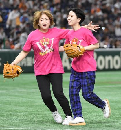 　始球式を終え、走って戻る天才ピアニストのますみ（左）と竹内知咲（撮影・佐藤厚）