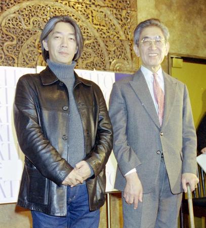 　映画「御法度」のトークショーで故大島渚監督（右）と＝１９９９年１２月撮影