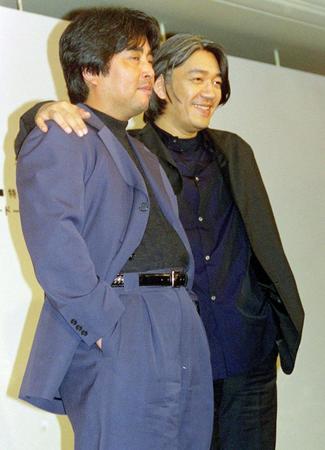 　オペラの発表会見で村上龍氏（左）と肩を組む＝１９９９年４月撮影