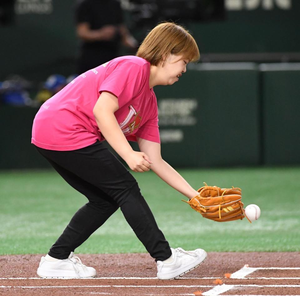　始球式で捕手を務めた天才ピアニストのますみ（撮影・佐藤厚）
