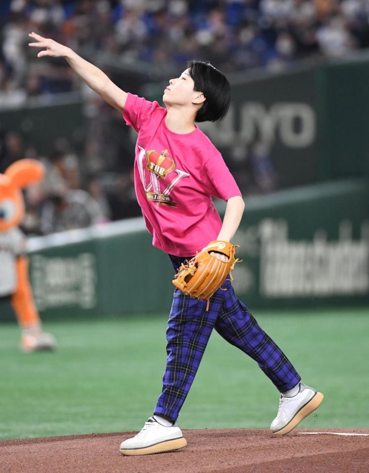 　始球式でマウンドに上がった天才ピアニストの竹内知咲（撮影・佐藤厚）