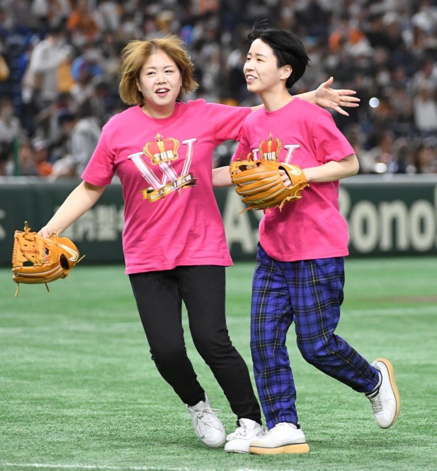 　始球式を終え、走って戻る天才ピアニストのますみ（左）と竹内知咲（撮影・佐藤厚）