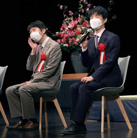 　師匠の杉本昌隆八段（左）らとトークショーを行った藤井聡太六冠