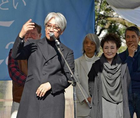 　２０１３年３月、東日本大震災の追悼イベントに加藤登紀子（右）らと出席