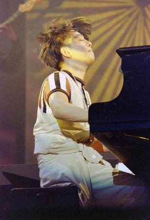 　武道館でピアノソロを披露＝１９９２年２月撮影