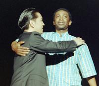 　ユッスー・ンドゥール（右）と＝１９９１年４月撮影