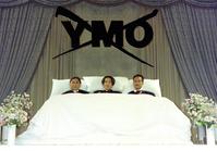 　ベッドの中で仲良く並ぶＹＭＯ＝１９９３年４月撮影