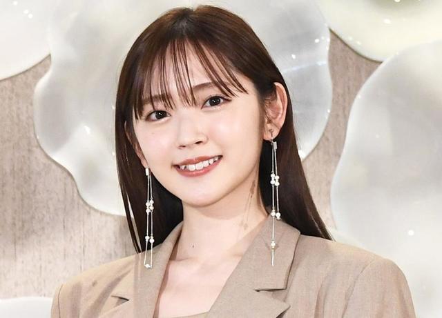 【写真】鈴木愛理　全力ぶりぶりメイドで絶対領域チラリ