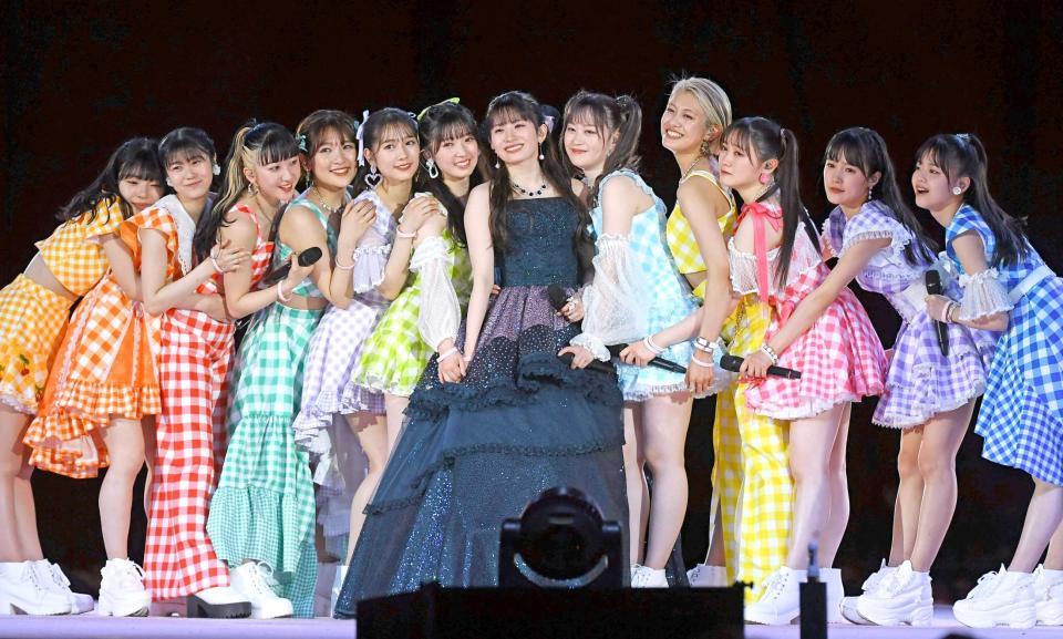 　つばきファクトリーを卒業する浅倉樹々（中央）＝撮影・三好信也