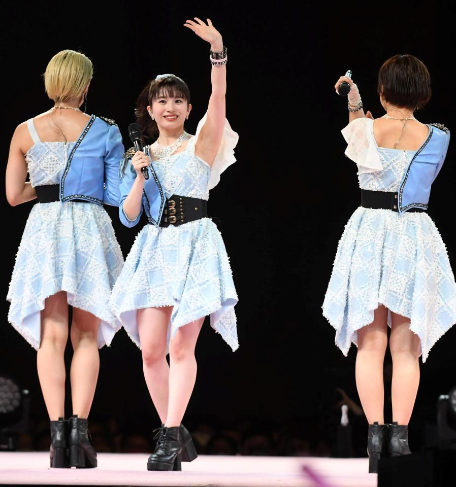 　つばきファクトリーを卒業する浅倉樹々（中）＝撮影・三好信也