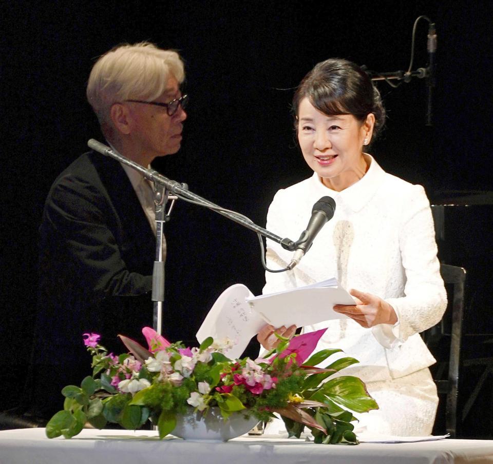 　詩を朗読する吉永小百合さん（右）とピアノを演奏する坂本龍一さん＝２０２０年１月、沖縄県宜野湾市（公演実行委員会提供）