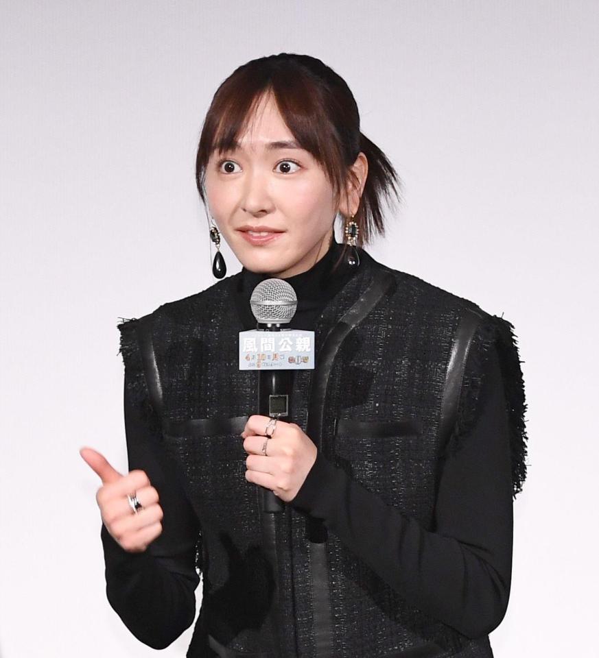 　サムアップポーズをする新垣結衣（撮影・園田高夫）