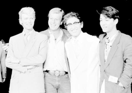 　「戦場のメリークリスマス」の出演者らと笑顔を見せる坂本龍一さん（右端）。左端はデビッド・ボウイさん。右から２人目は大島渚監督＝１９８３年５月（ＡＰ＝共同）