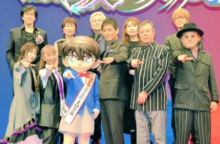 　完成披露試写会に出席した沢村一樹（中央）ら声優陣