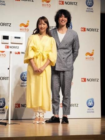 イベントに出席した藤本美貴（左）と庄司智春＝都内