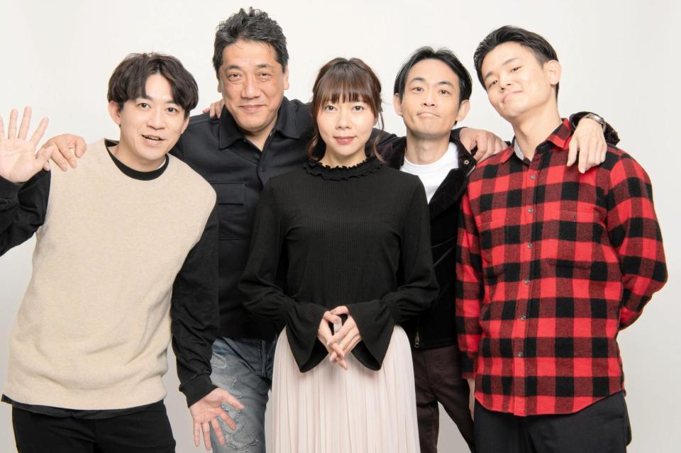 　演出を担当する嶋尾康史（左から２人目）と、主演の柊子（中央）ら出演者