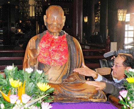 　長野市・善光寺の「びんずる尊者像」＝２００９年４月
