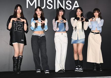 　ポーズをきめるＮｅｗＪｅａｎｓ（左から）ヘイン、ヘリン、ハニ、ミンジ、ダニエル（撮影・金田祐二）