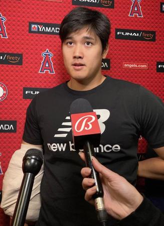 　試合後に日米報道陣の質問に答える大谷（撮影・小林信行）