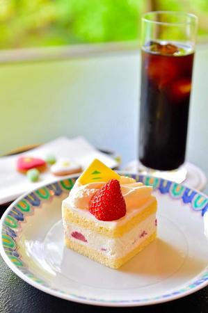 　渡辺明名人が午前のおやつに選んだショートケーキとアイスコーヒー＝日本将棋連盟提供