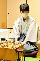 　ほぼ互角で１日目を終えた藤井聡太竜王＝日本将棋連盟提供