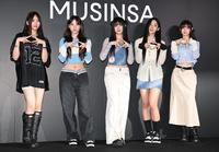 　ポーズをきめるＮｅｗＪｅａｎｓ（左から）ヘイン、ヘリン、ハニ、ミンジ、ダニエル（撮影・金田祐二）