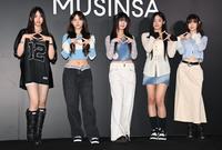 　ポーズをきめるＮｅｗＪｅａｎｓ（左から）ヘイン、ヘリン、ハニ、ミンジ、ダニエル（撮影・金田祐二）