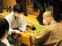 　渡辺明名人（右手前）に勝利した藤井聡太竜王