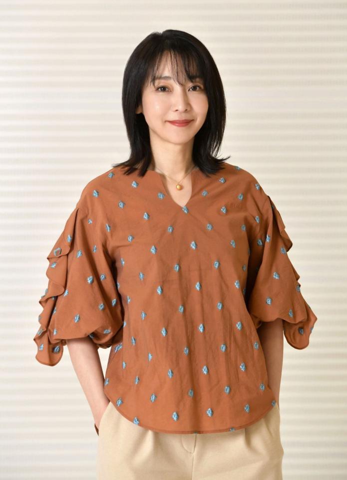 　凜としたたたずまいで穏やかな笑みを浮かべる稲森いずみ（撮影・佐々木彰尚）