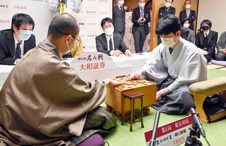 　将棋の第８１期名人戦７番勝負第１局を振り返る渡辺明名人（左）と藤井聡太六冠＝６日夜、東京都文京区