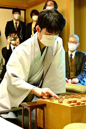 　対局する藤井聡太竜王＝日本将棋連盟提供