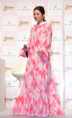 　春らしいピンクの衣装で登壇する石原さとみ（撮影・出月俊成）